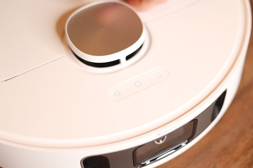 The control button of the Dreame L10s Ultra robot vacuum cleaner can be seen.